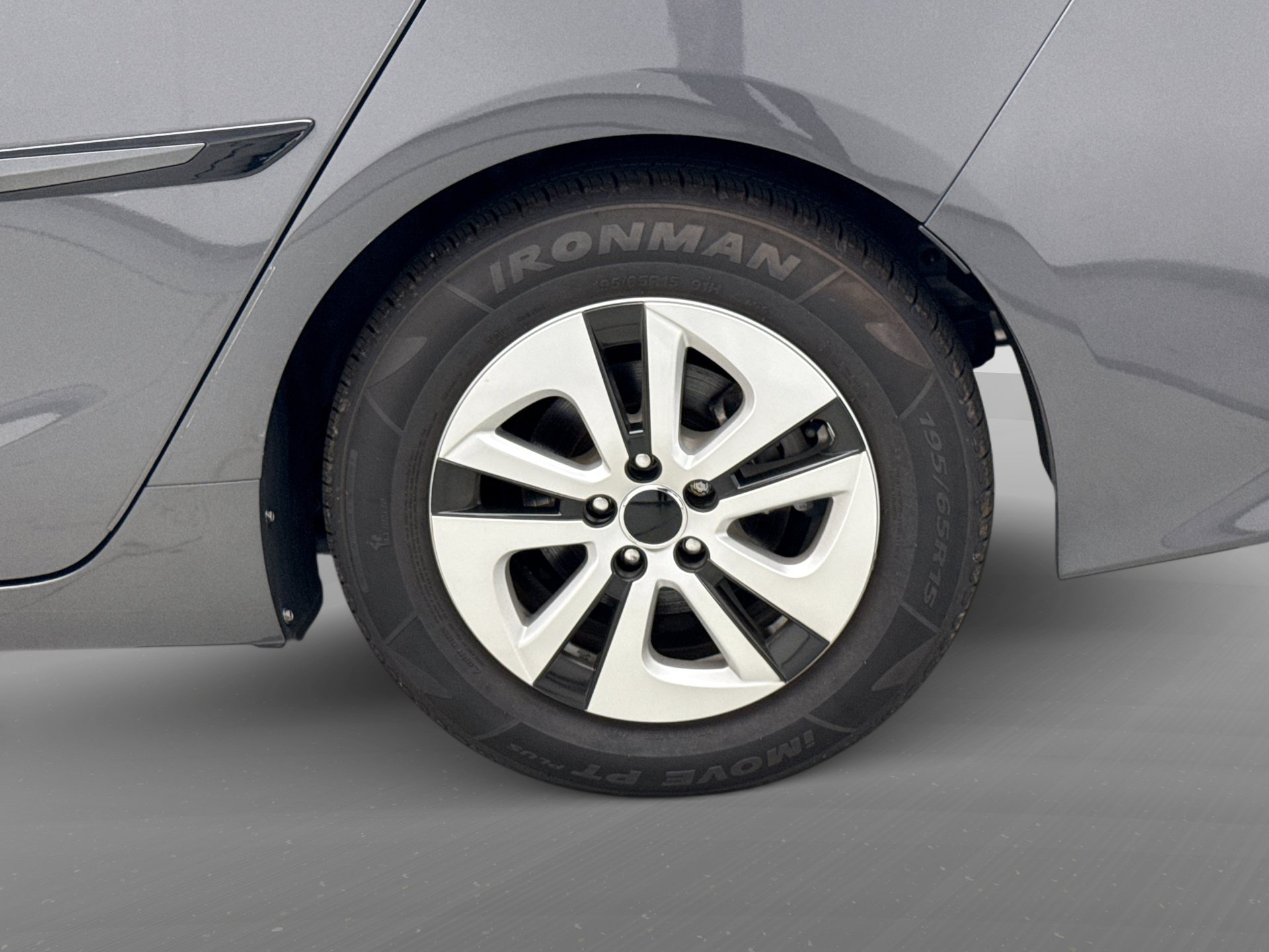 Used 2022 Toyota Prius Prime XLE FWD image 12