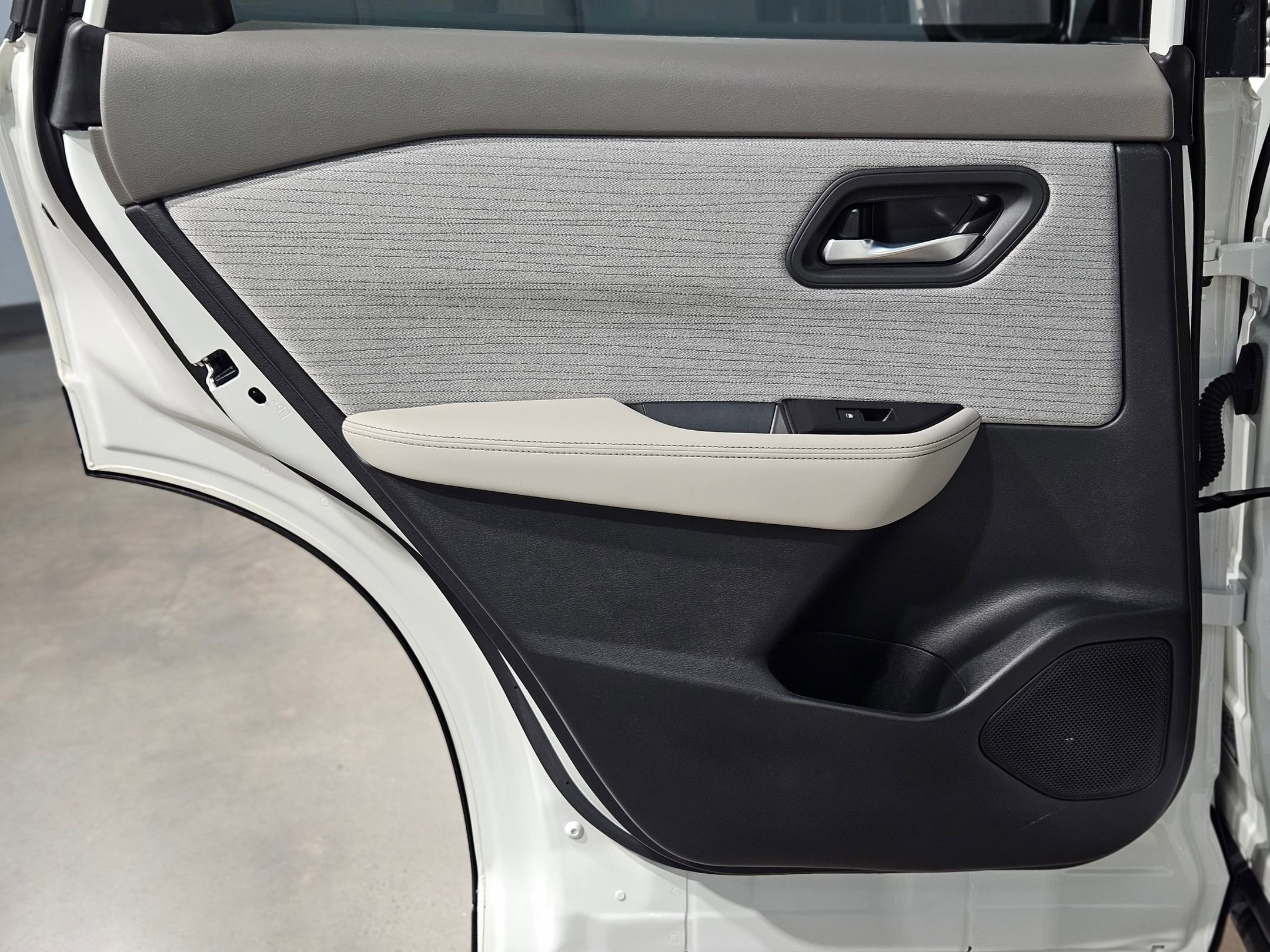 Used 2023 Nissan Rogue SV image 33