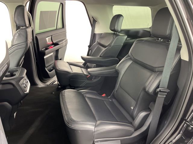 Used 2025 Ford Expedition Platinum image 41