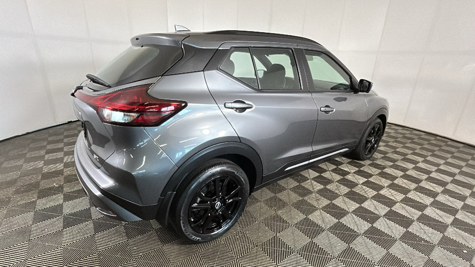 Used 2023 Nissan Kicks SR FWD image 3