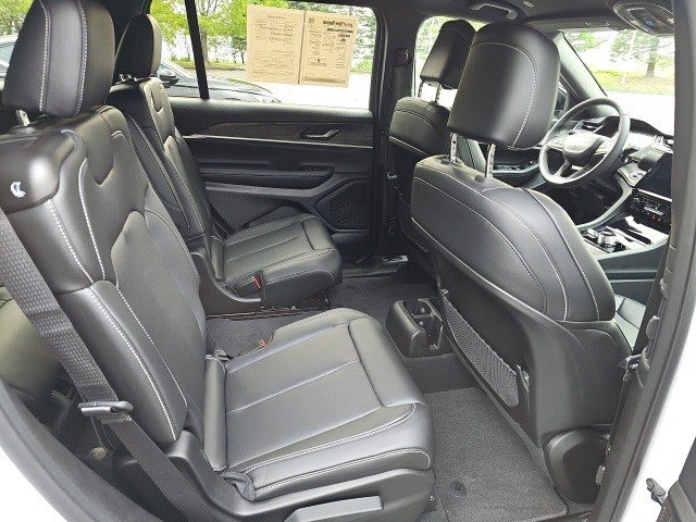 Used 2024 Jeep Grand Cherokee L Limited image 16