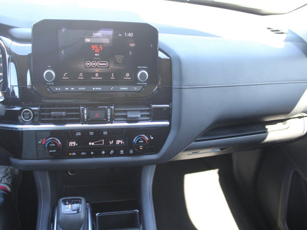 Used 2023 Nissan Pathfinder SV image 17