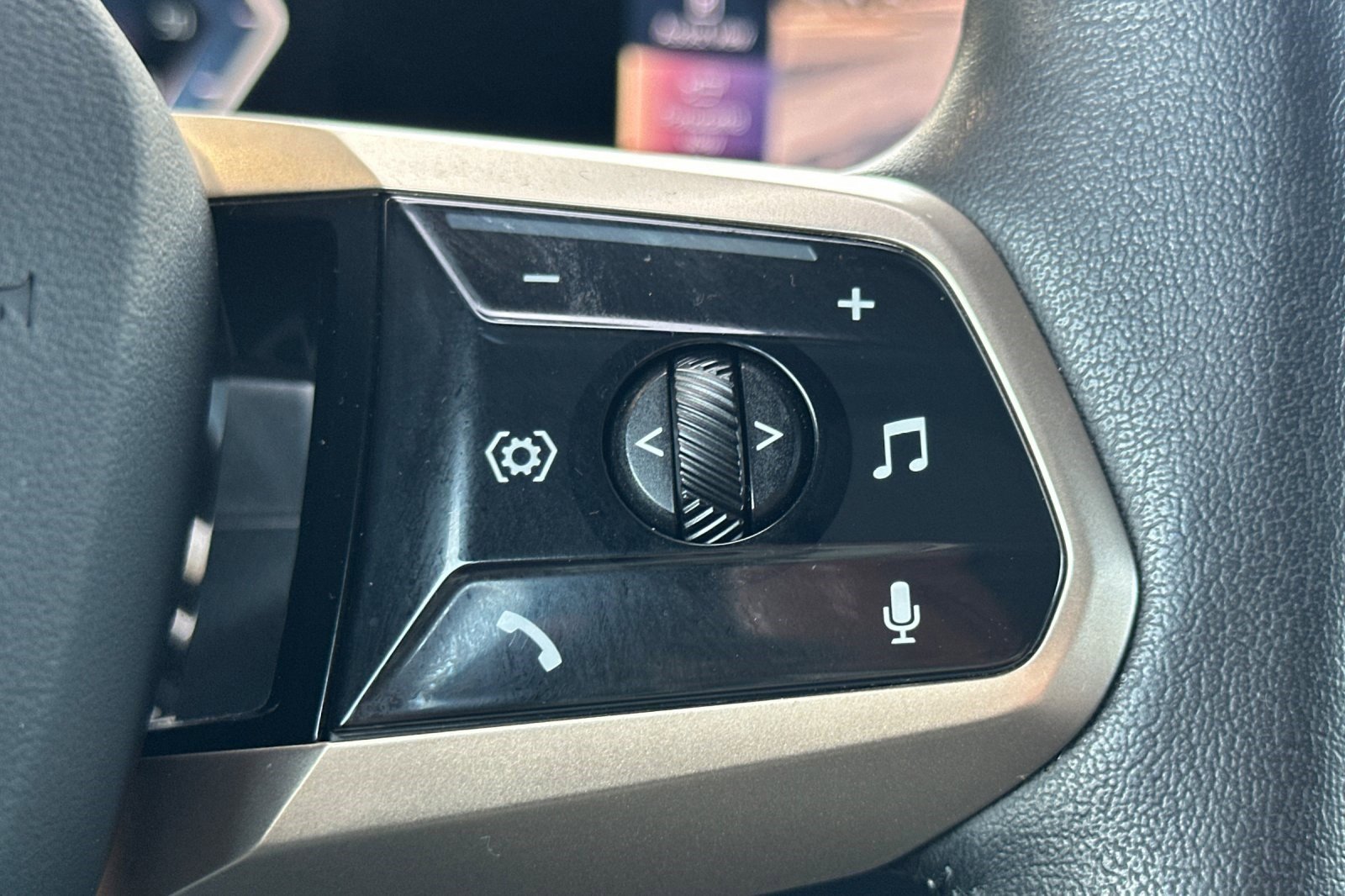 Used 2023 BMW iX xDrive50 w/ Premium Package image 33