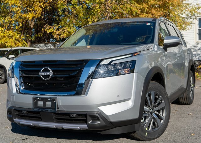 New 2025 Nissan Pathfinder SL image 1