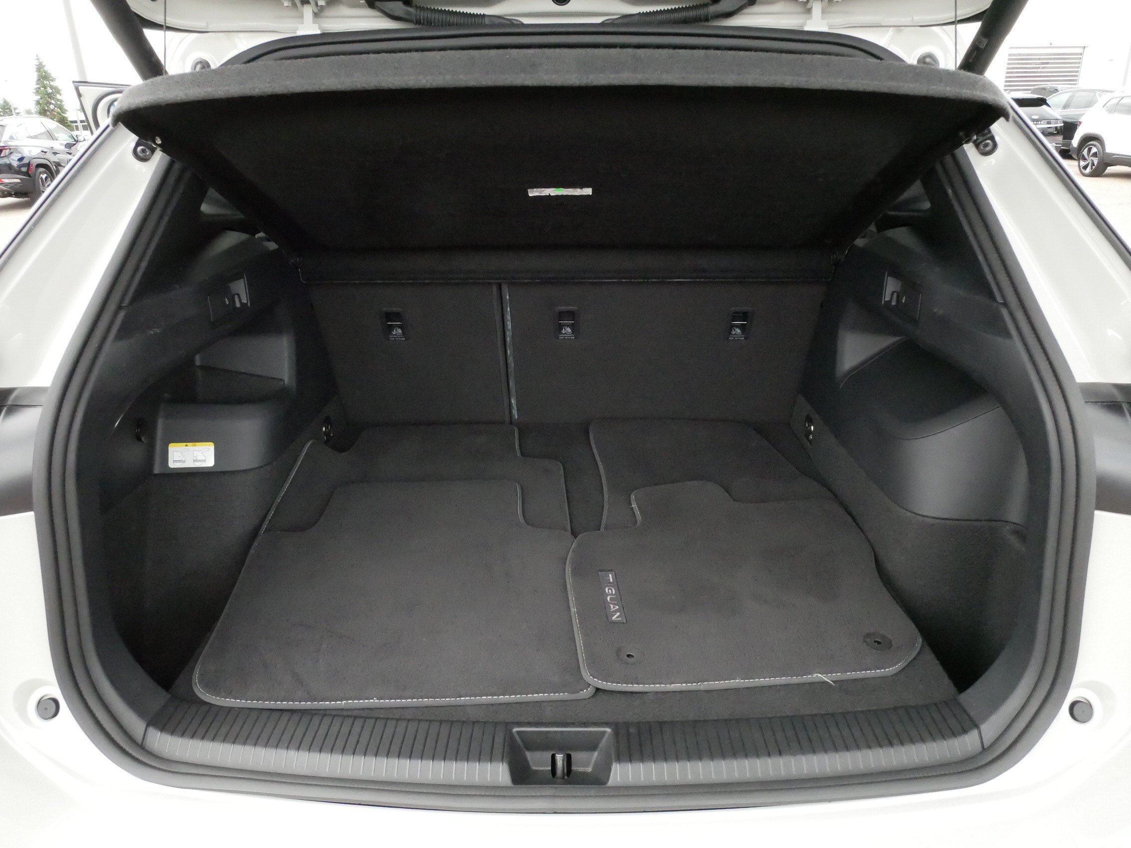 Certified 2025 Volkswagen Tiguan SEL R-Line AWD/4WD image 18