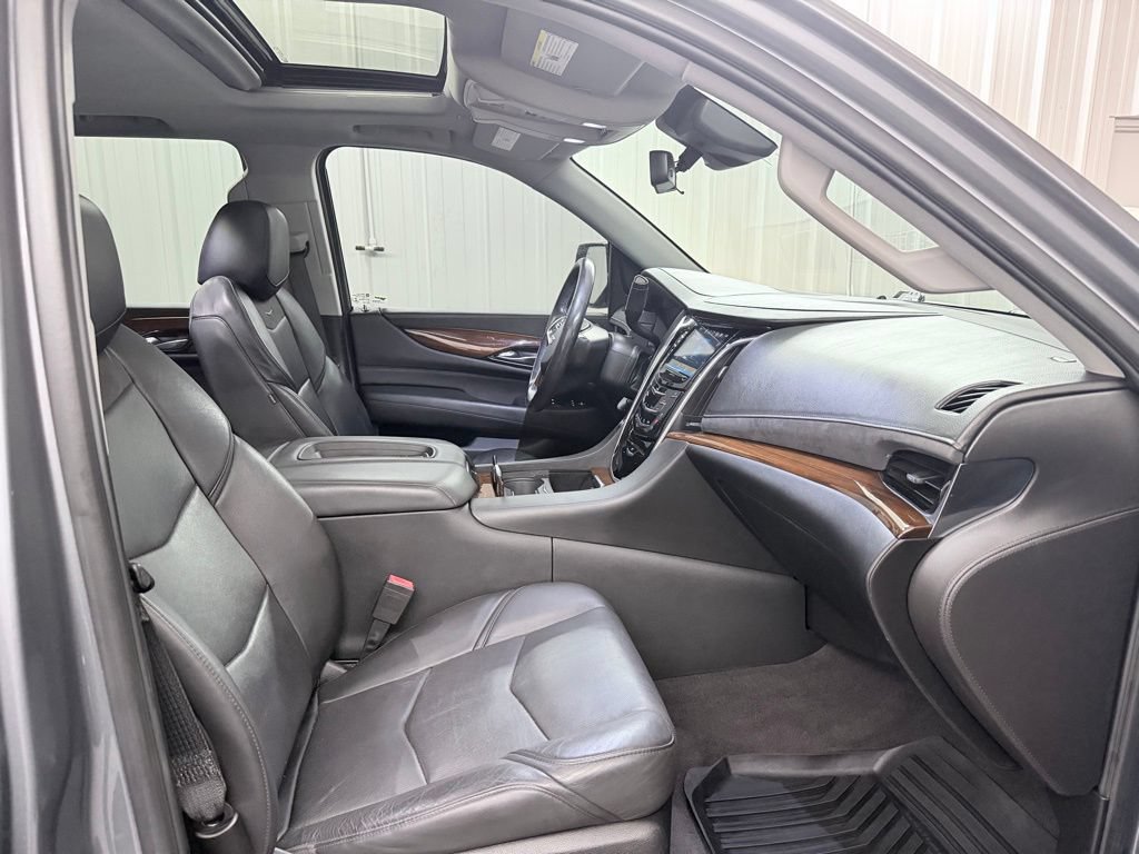 Used 2020 Cadillac Escalade Luxury w/ LPO, Radiant Package AWD/4WD image 42