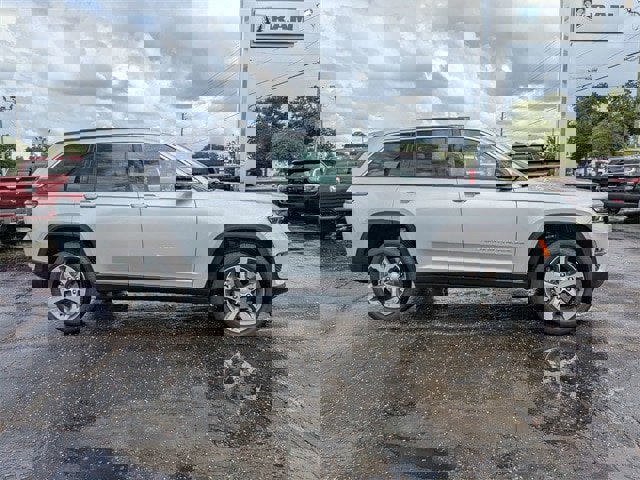 New 2025 Jeep Grand Cherokee Limited w/ Luxury Tech Group II image 3