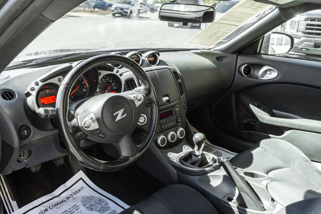 Used 2017 Nissan 370Z Coupe RWD image 8
