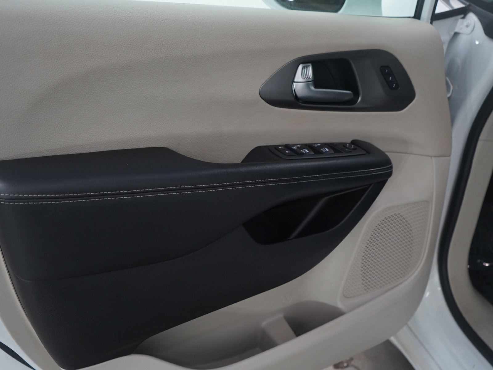 Used 2022 Chrysler Pacifica Touring-L w/ Uconnect Theater Family Group image 24