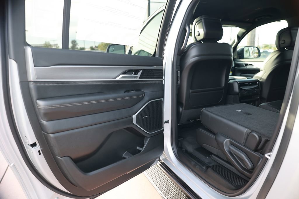 New 2026 Jeep Grand Wagoneer L 2WD w/ 8-Passenger Seating Package image 34