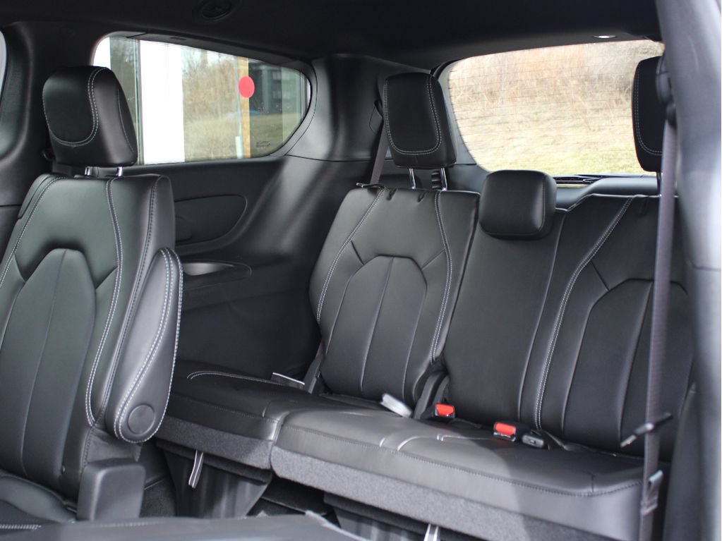 New 2026 Chrysler Pacifica Select AWD/4WD image 31