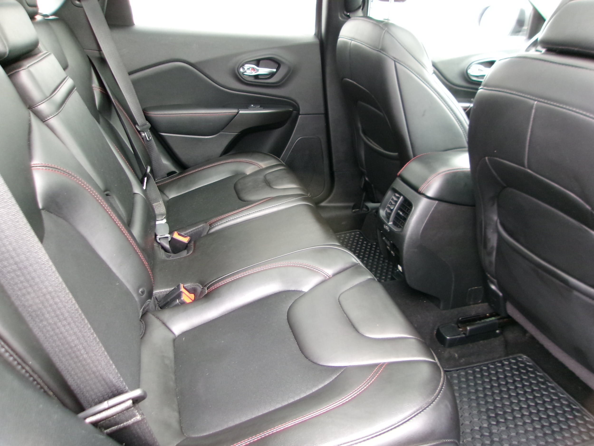 Used 2019 Jeep Cherokee Trailhawk w/ Comfort/Convenience Group AWD/4WD image 7