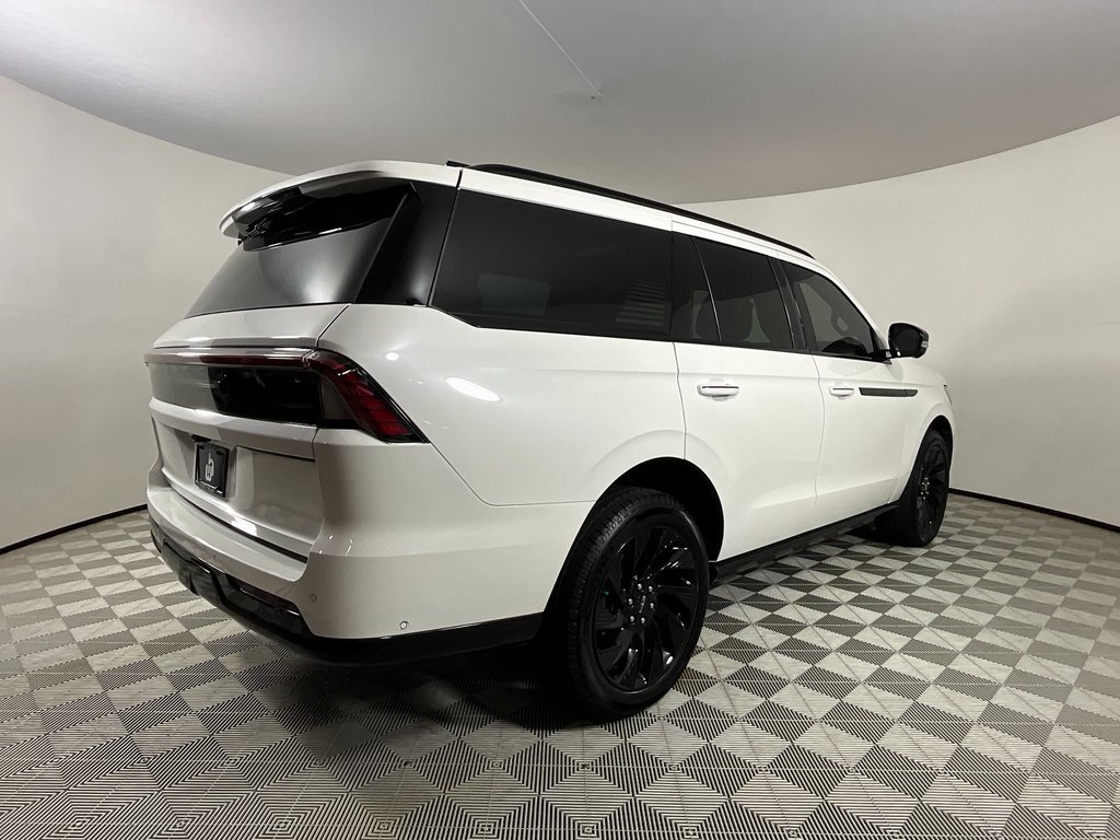 Used 2025 Lincoln Navigator Reserve w/ Jet Appearance Package image 4