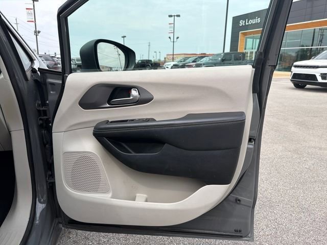 Used 2023 Chrysler Pacifica Touring-L FWD image 38