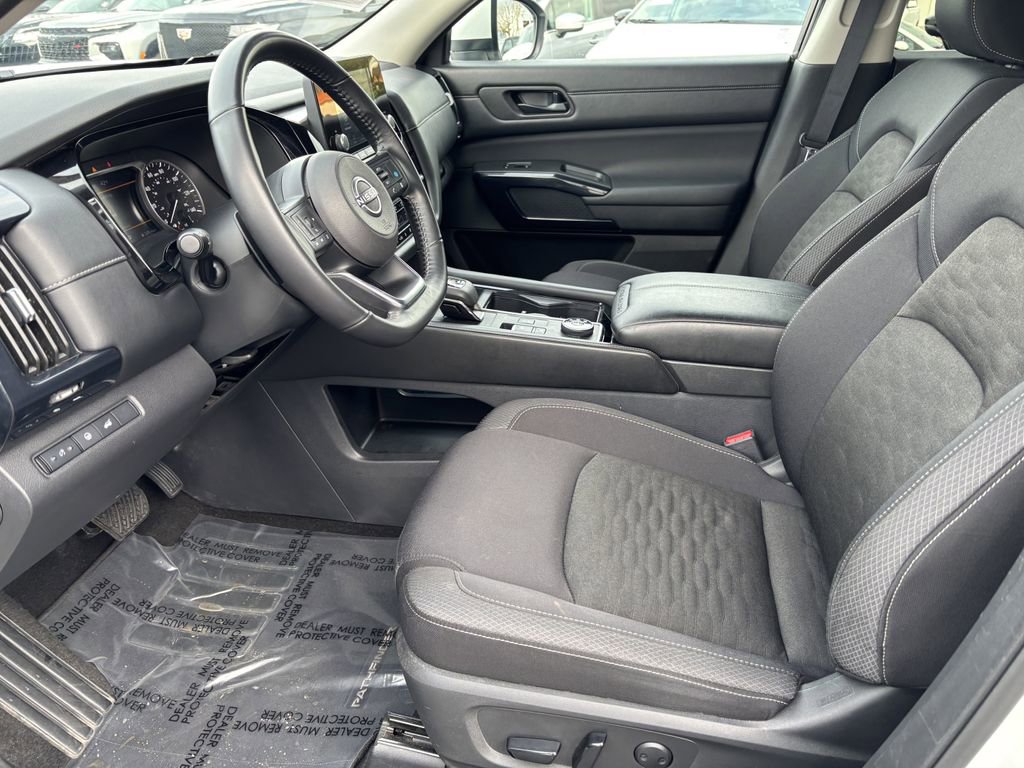 Used 2025 Nissan Pathfinder SV AWD/4WD image 14
