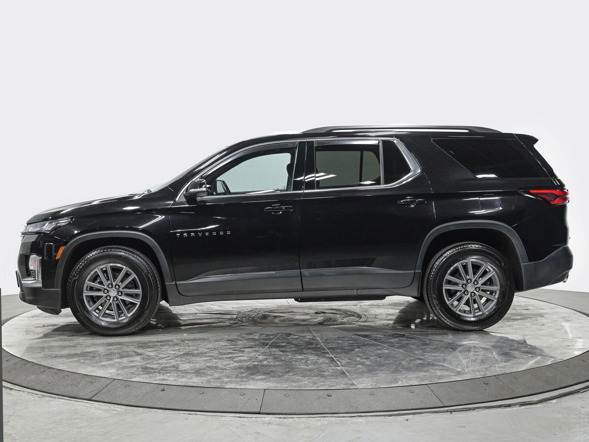 Used 2023 Chevrolet Traverse LT AWD/4WD image 2