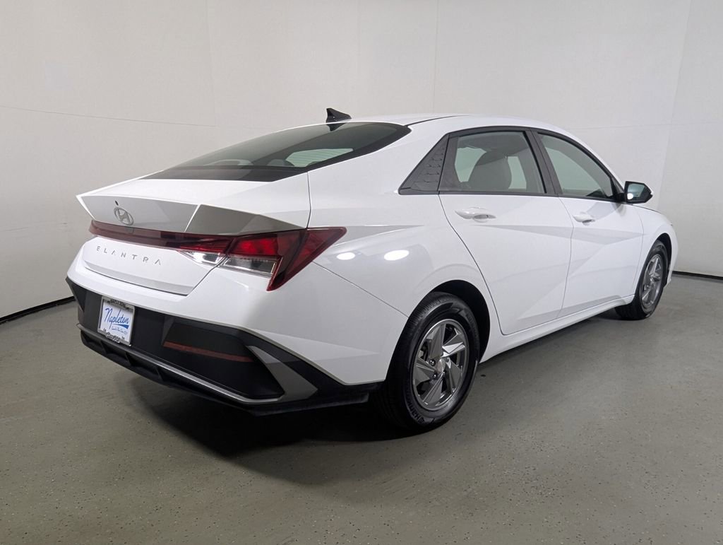 Used 2025 Hyundai Elantra SE image 8