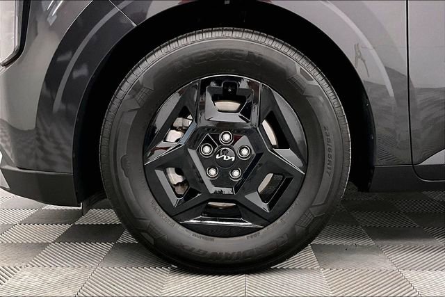 Used 2025 Kia Carnival FWD image 10