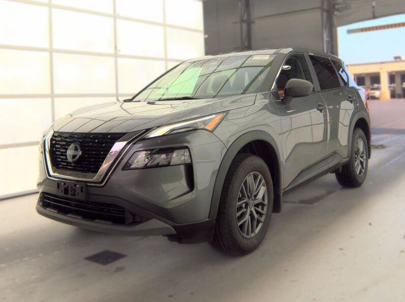 Used 2023 Nissan Rogue S AWD/4WD image 2