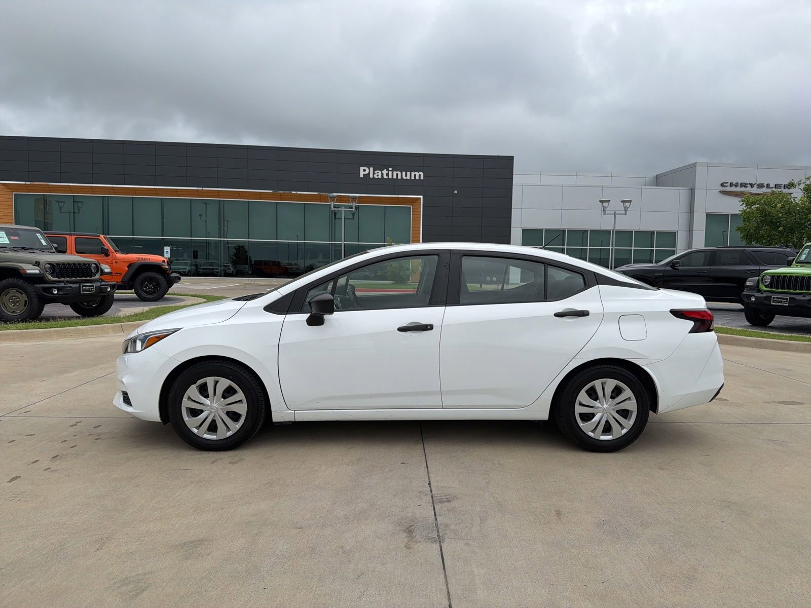 Used 2022 Nissan Versa S FWD image 2