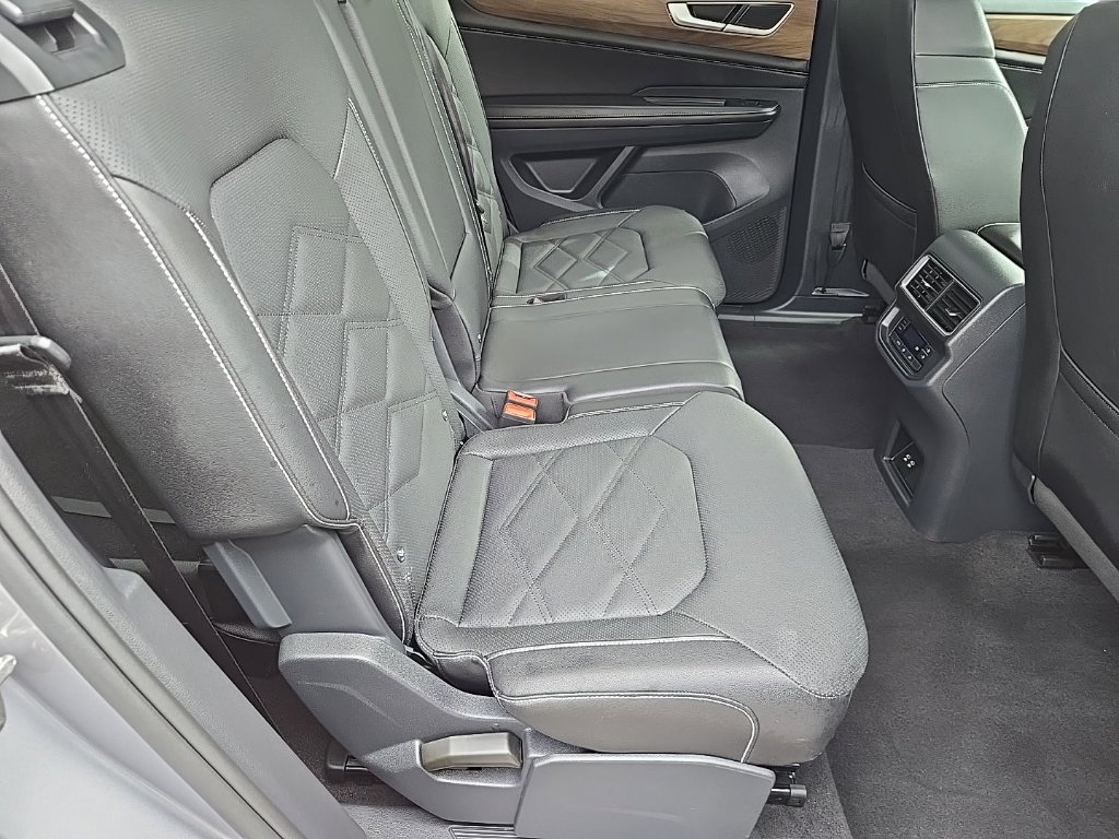 Used 2025 Volkswagen Atlas SE AWD/4WD image 34