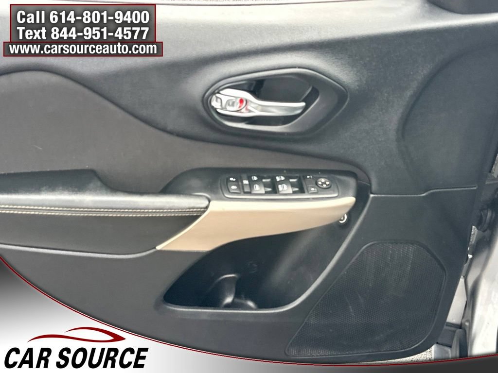 Used 2017 Jeep Cherokee Latitude w/ Comfort/Convenience Group AWD/4WD image 11