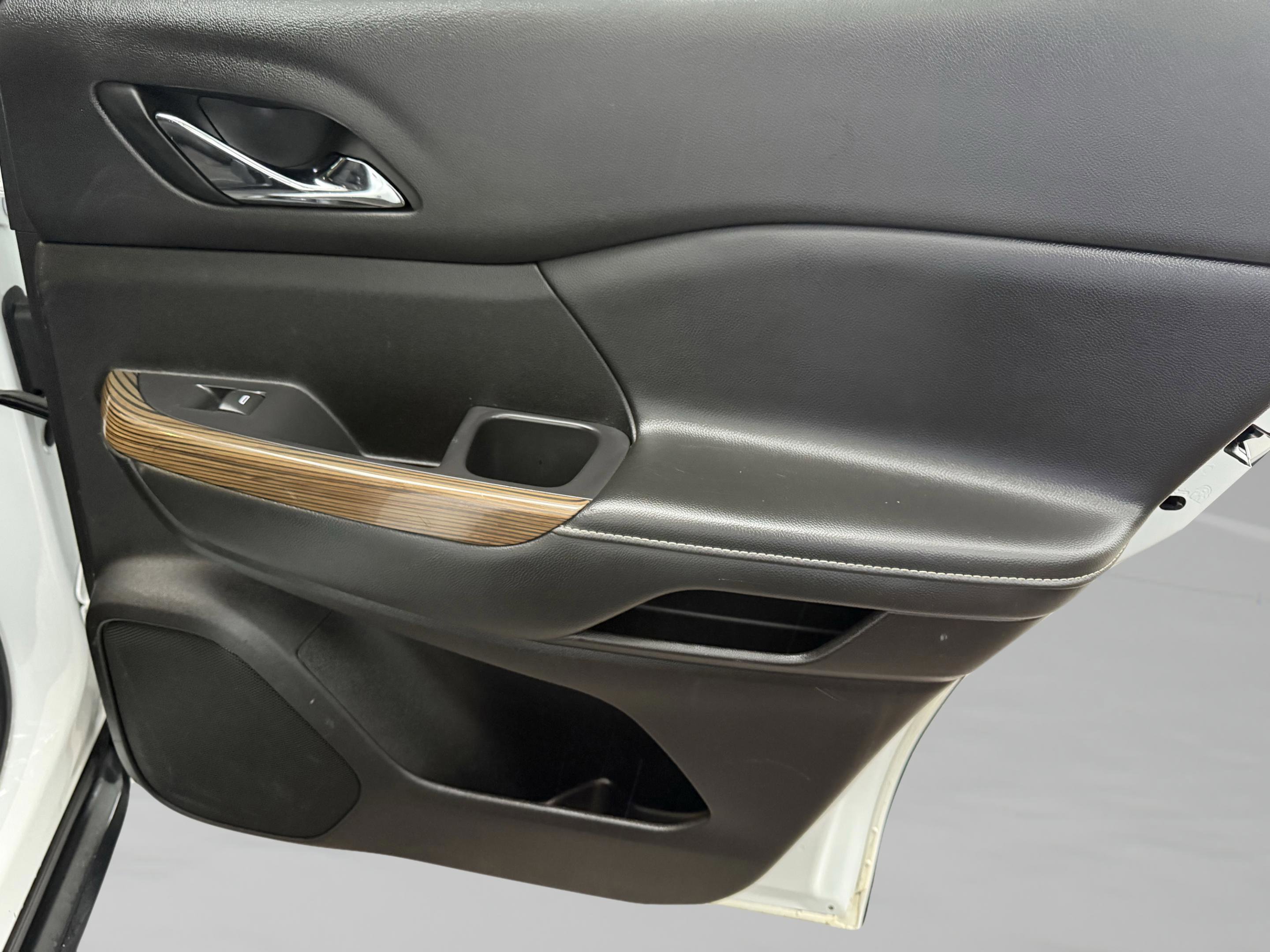 Used 2022 GMC Acadia SLE image 36