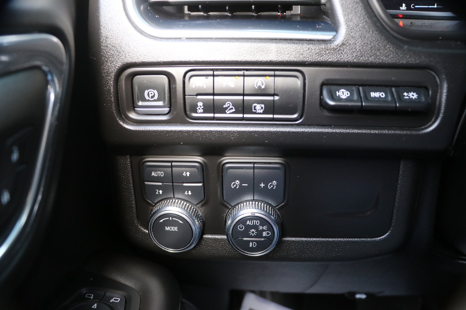 Used 2024 GMC Yukon AT4 w/ Technology Package AWD/4WD image 12