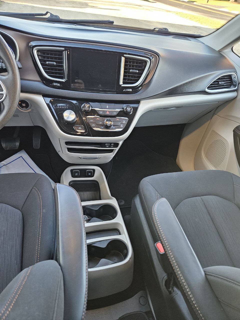 Used 2017 Chrysler Pacifica Touring FWD image 12