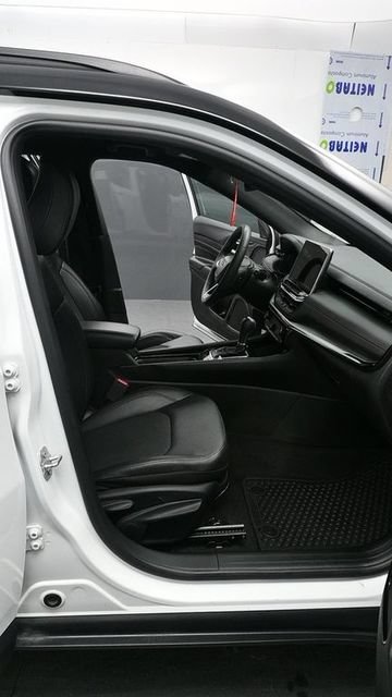 Used 2025 Jeep Compass Trailhawk AWD/4WD image 17
