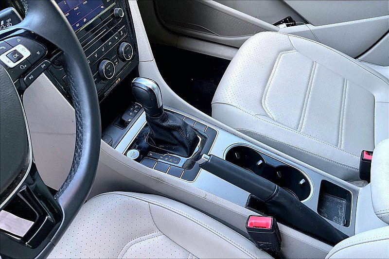 Used 2022 Volkswagen Passat 2.0T SE image 14