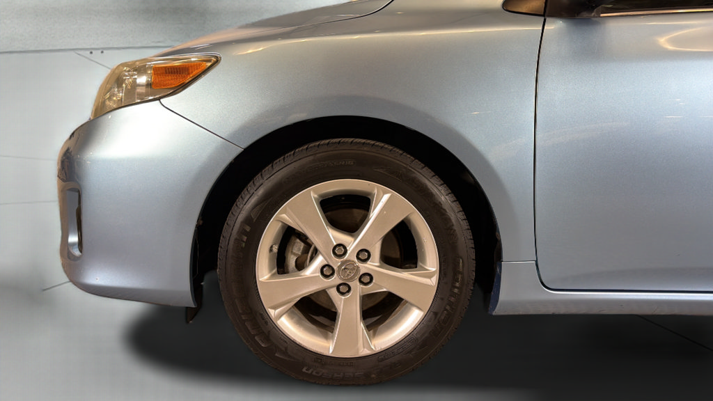 Used 2013 Toyota Corolla LE w/ Premium Pkg FWD image 36