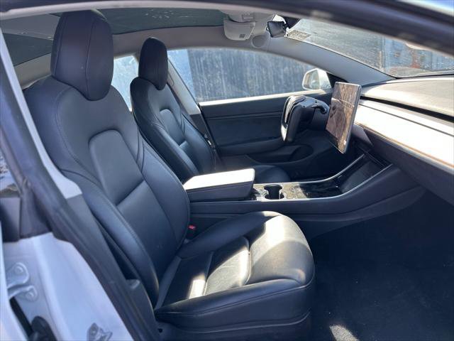 Used 2019 Tesla Model 3 Standard Range image 17