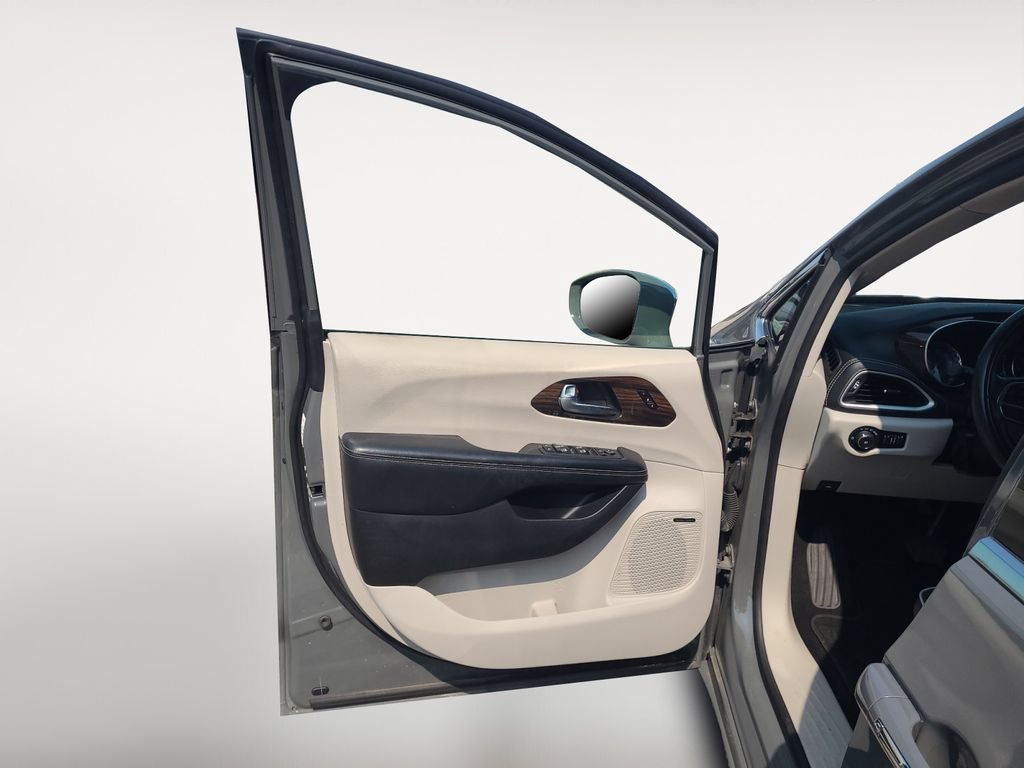 Used 2022 Chrysler Pacifica Limited FWD image 23