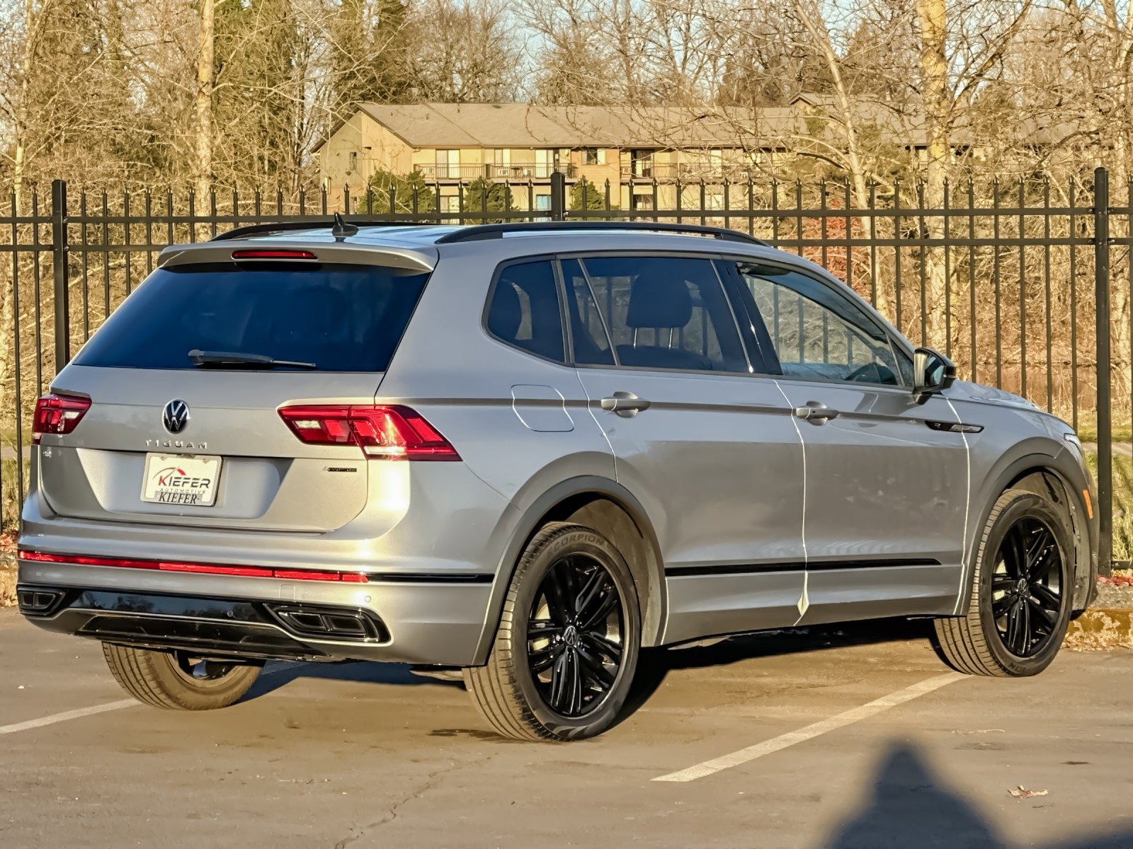 Used 2022 Volkswagen Tiguan SE R-Line image 4