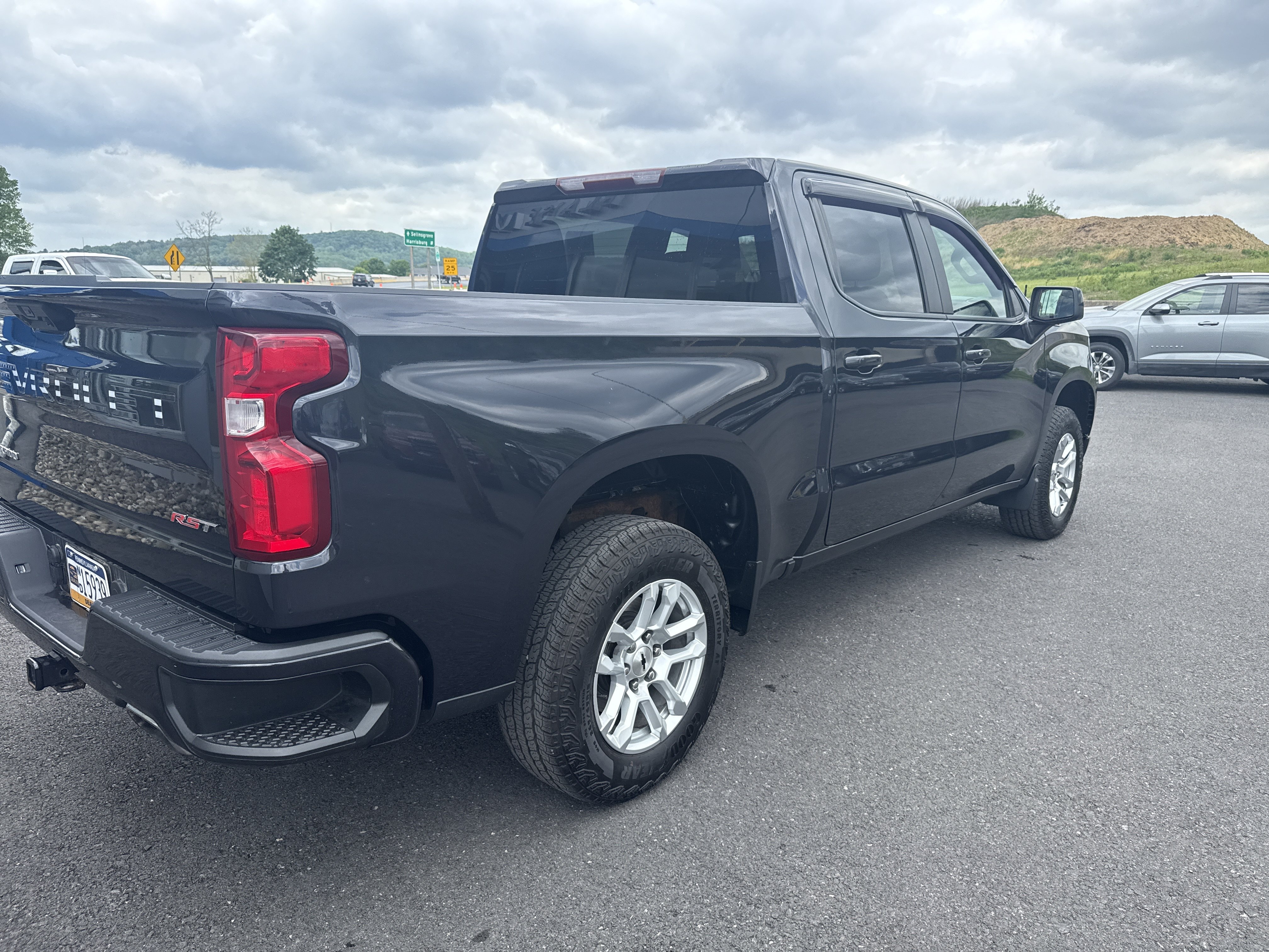 Used 2022 Chevrolet Silverado 1500 RST w/ Z71 Off-Road Package AWD/4WD image 3