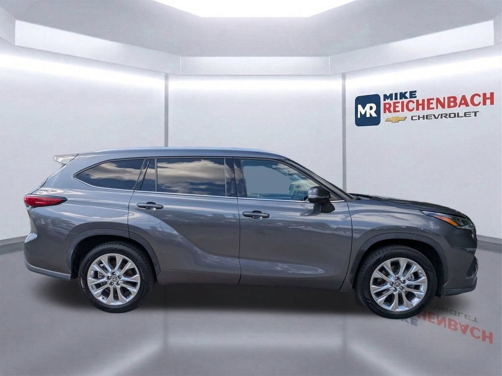 Used 2021 Toyota Highlander Limited FWD image 3