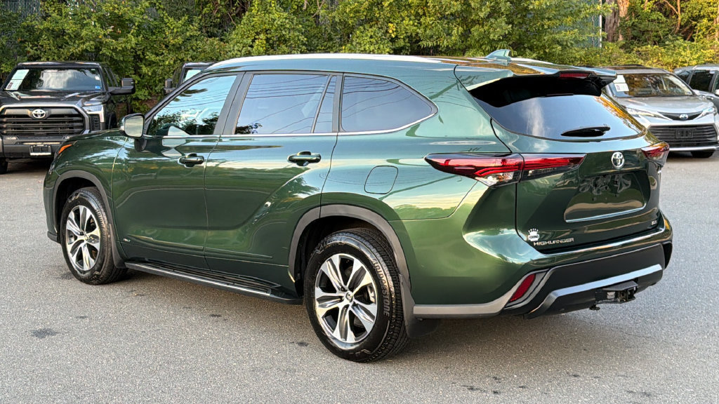 Used 2025 Toyota Highlander XLE AWD/4WD image 3