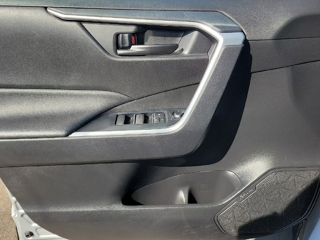 Used 2025 Toyota RAV4 LE AWD/4WD image 13