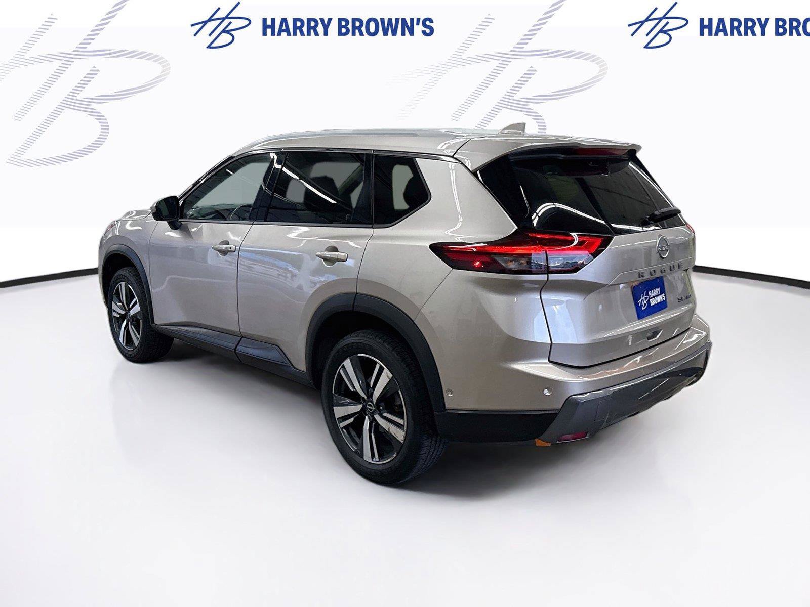 Used 2024 Nissan Rogue SL AWD/4WD image 2