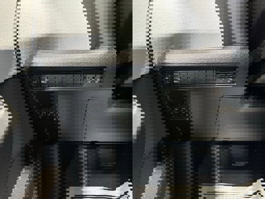 Used 2025 Toyota Sienna LE image 18