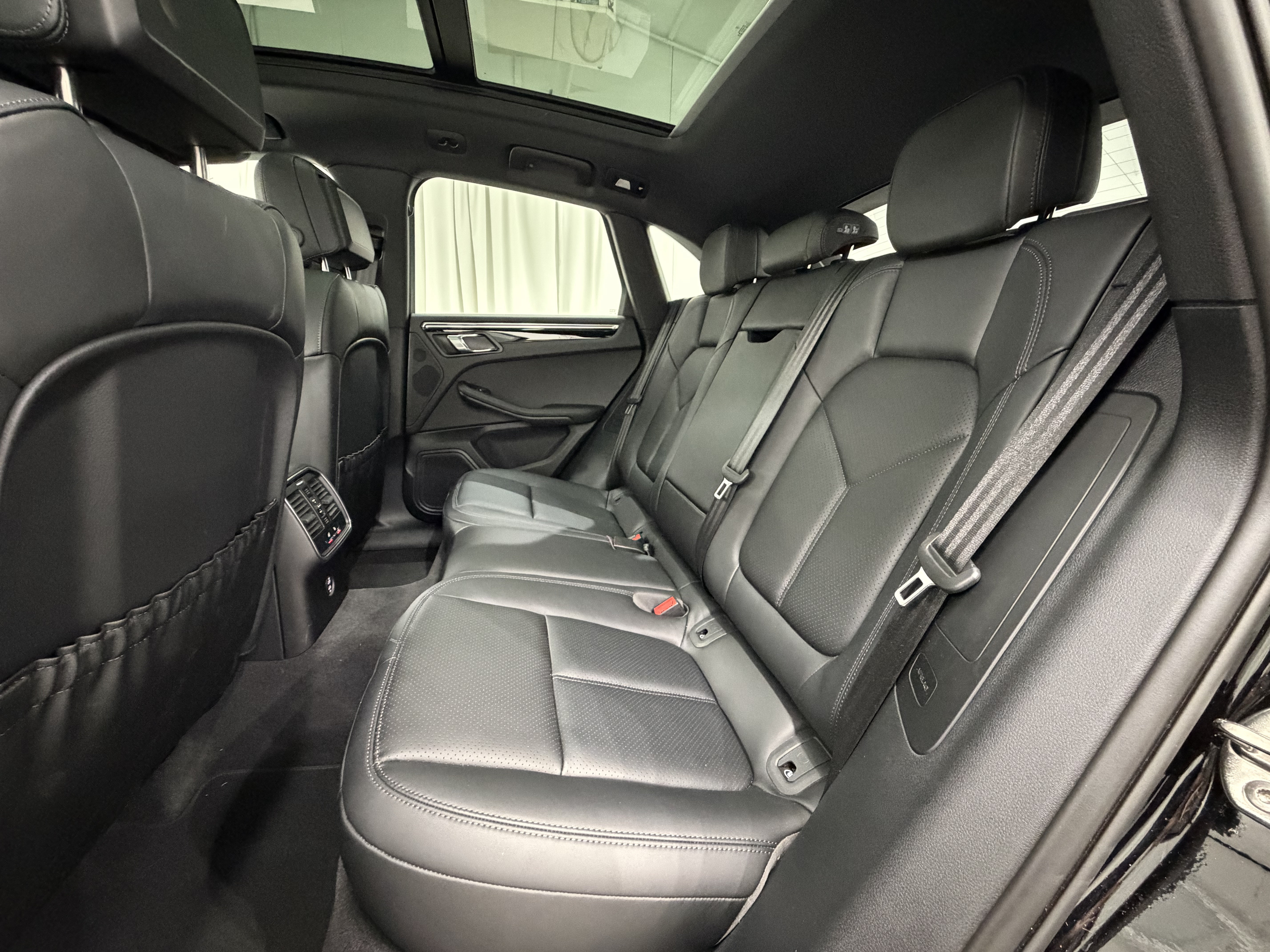 Certified 2025 Porsche Macan AWD/4WD image 20