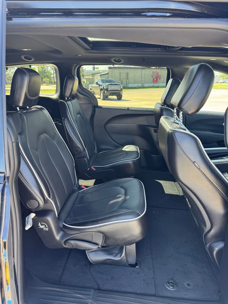 Used 2025 Chrysler Pacifica Limited image 17