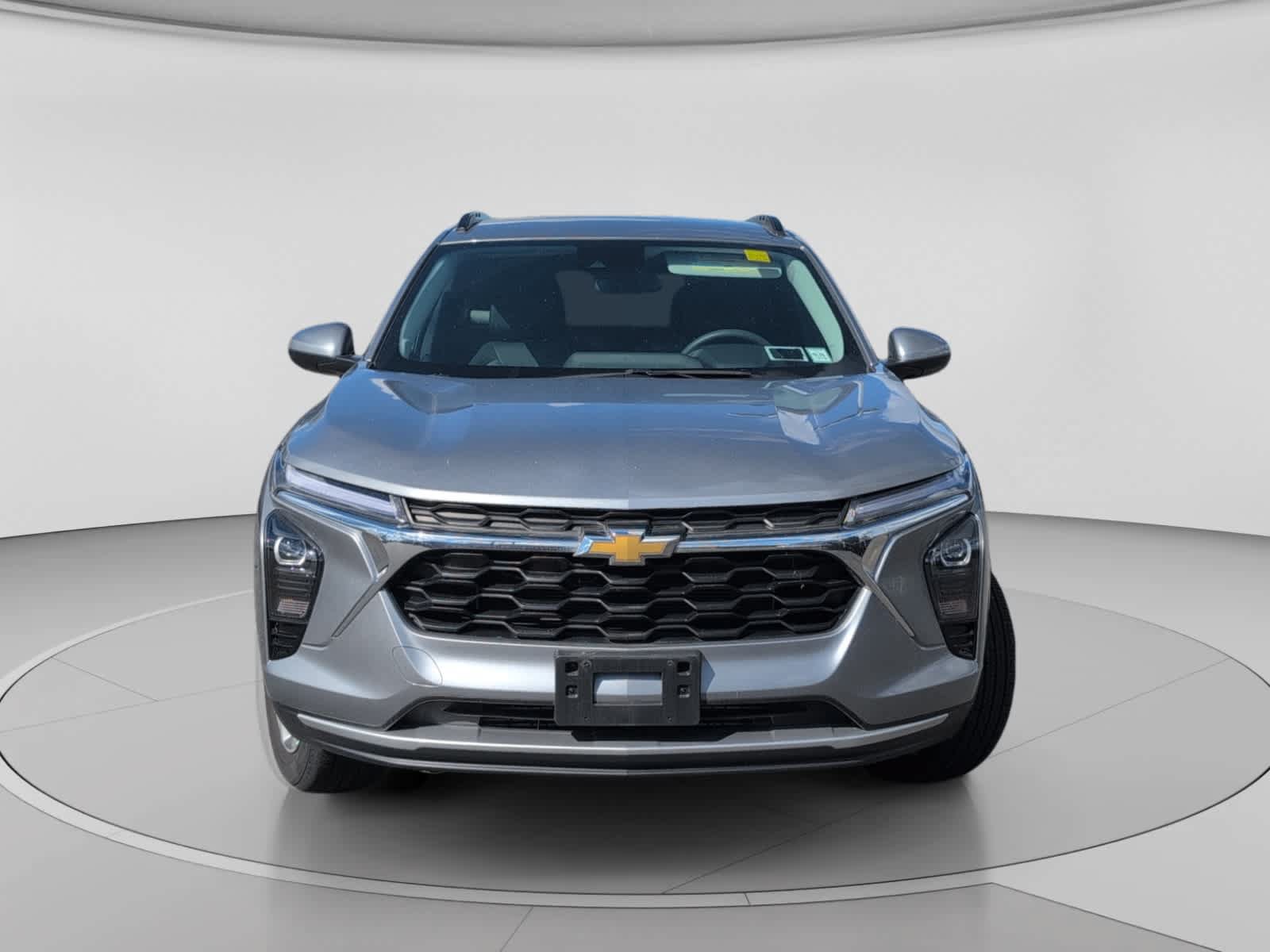 Used 2025 Chevrolet Trax LT FWD image 2