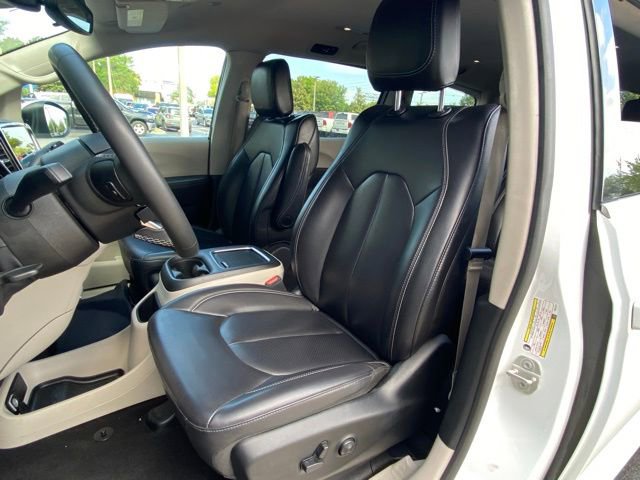 Used 2023 Chrysler Pacifica Touring-L image 14