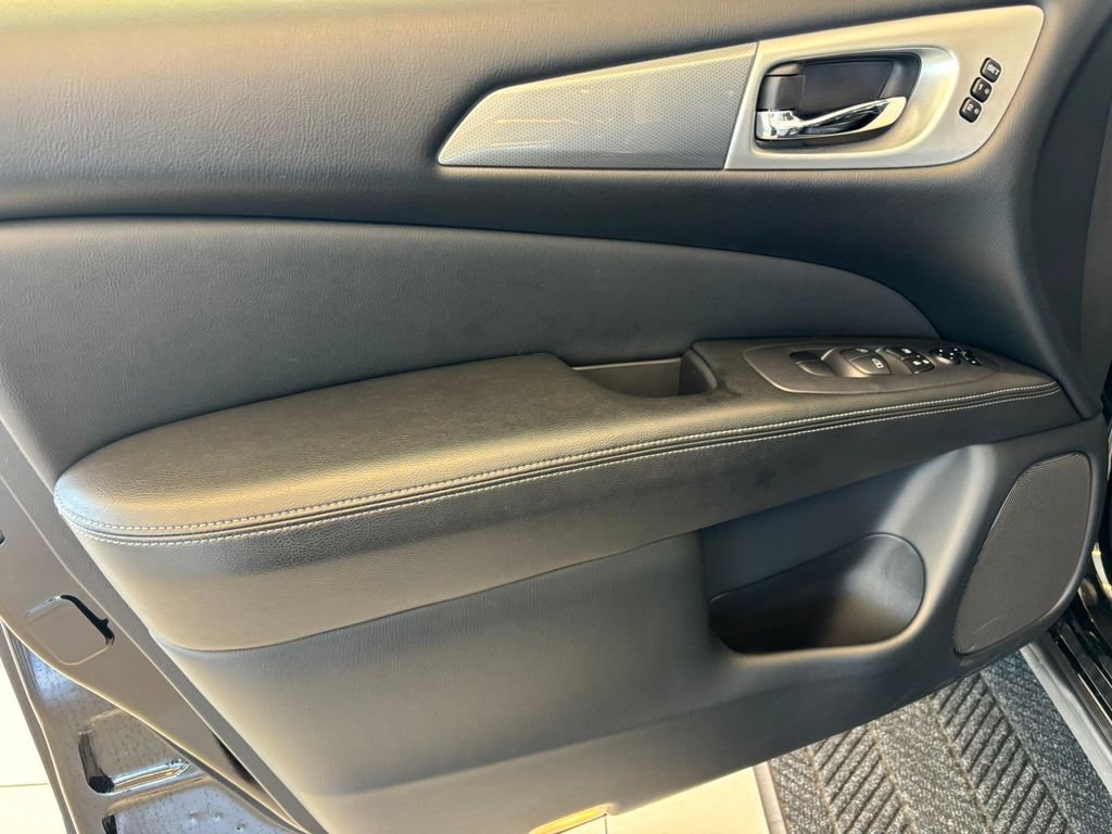 Used 2019 Nissan Pathfinder SL AWD/4WD image 13
