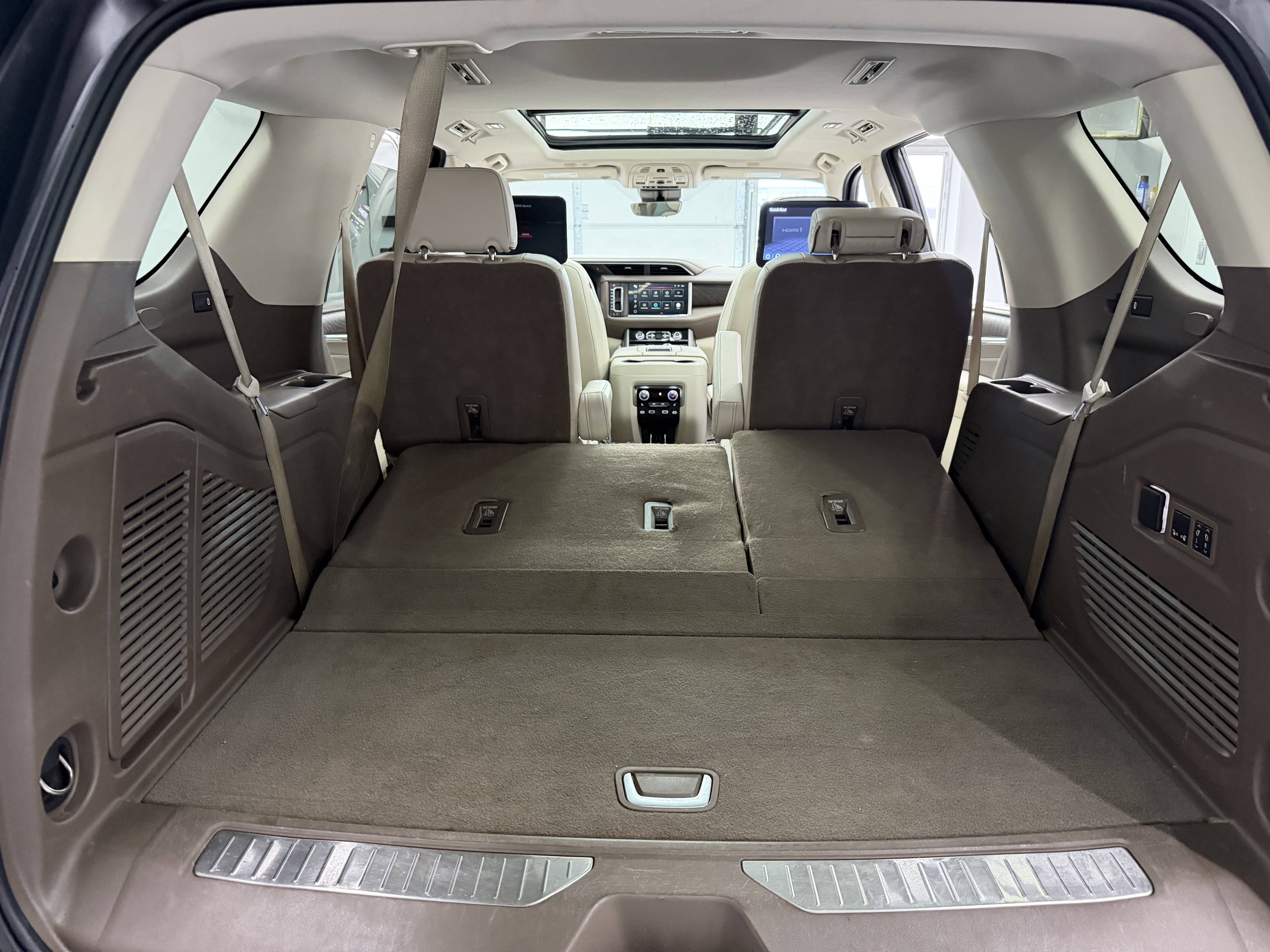 Used 2023 GMC Yukon Denali w/ Advanced Technology Package AWD/4WD image 12