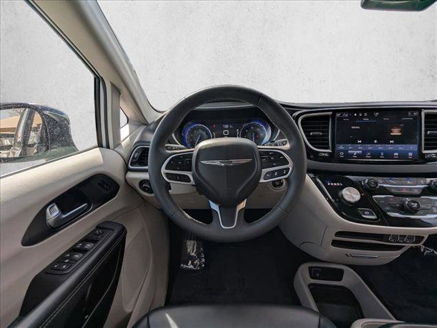 Used 2024 Chrysler Pacifica Touring-L image 17