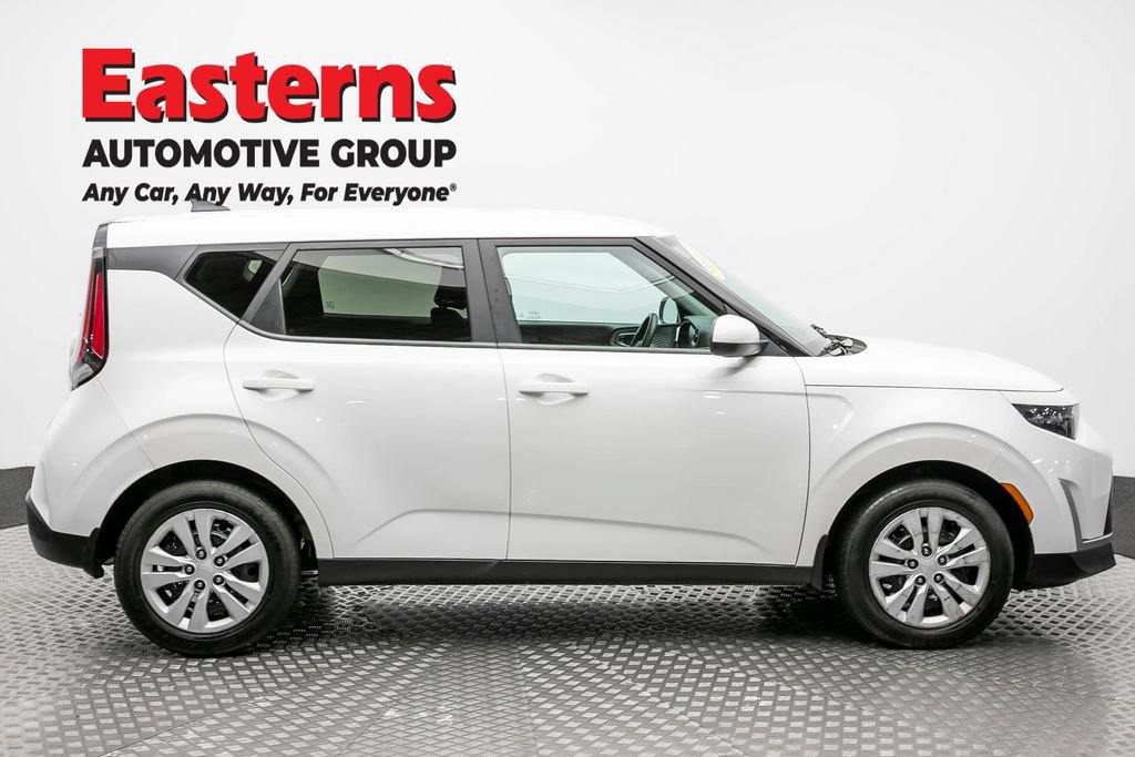 Used 2023 Kia Soul LX FWD image 4