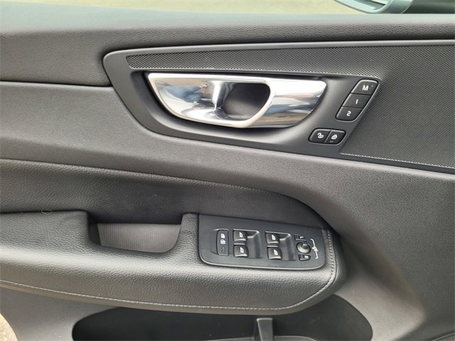 Used 2018 Volvo XC60 T6 Momentum w/ Convenience Package image 13